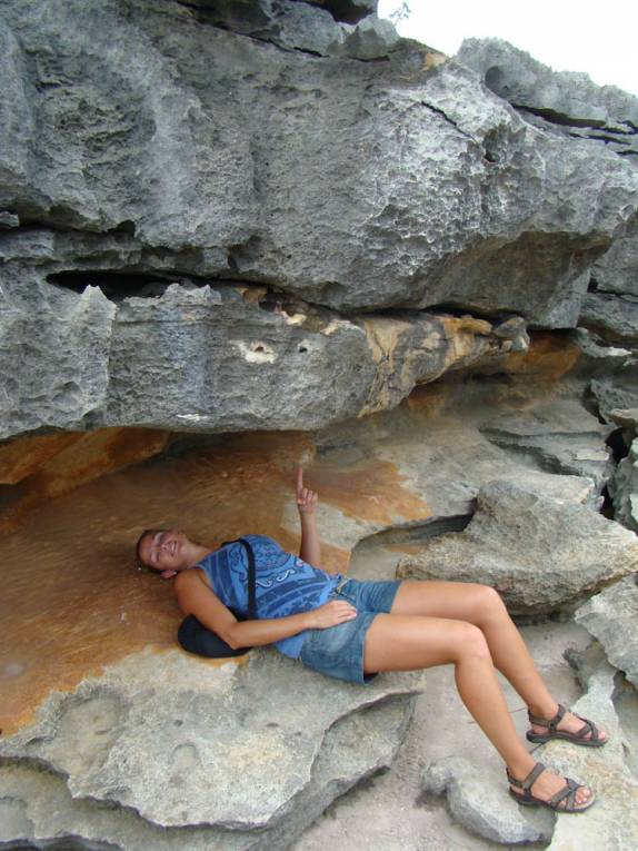 Observando arte rupestre no Lajedo da Soledade, região de Apodi - RN Observando arte rupestre no Lajedo da Soledade, região de Apodi - RN