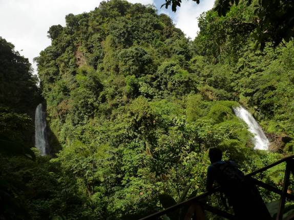 Observando as majestosas Trafalgar Falls, no Trois Pitons National Park, em Dominica, no Caribe