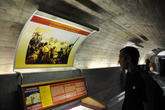 Observando exposição em galeria do Congresso em Brasília - DF Observando exposição em galeria do Congresso em Brasília - DF