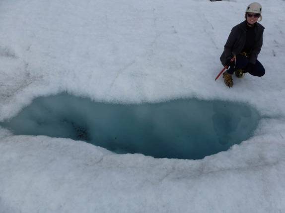 Observando fissura no gelo da geleira Vatnajokull, no parque de Skaftafell, no sul da Islândia Observando fissura no gelo da geleira Vatnajokull, no parque de Skaftafell, no sul da Islândia