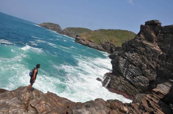 Observando o encontro do mar e das rochas, na Ponta da Lagoinha, em Búzios - RJ Observando o encontro do mar e das rochas, na Ponta da Lagoinha, em Búzios - RJ