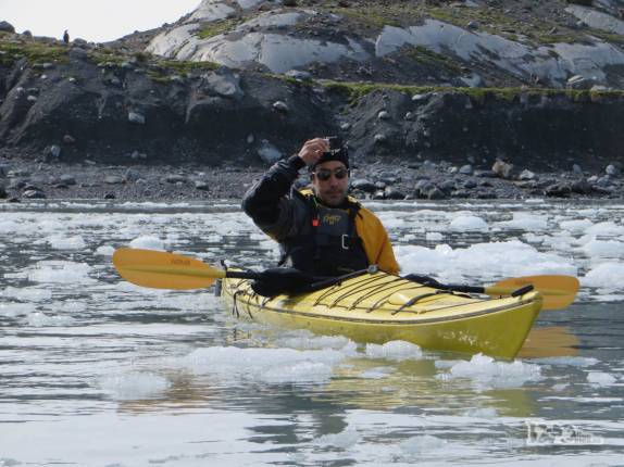 Observando o gelo nas águas da baía de Gold Harbour, na Geórgia do Sul Observando o gelo nas águas da baía de Gold Harbour, na Geórgia do Sul