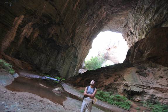 Observando o interior da Caverna Janelão, no Parque Nacional Cavernas do Peruaçu, próximo à Januária - MG Observando o interior da Caverna Janelão, no Parque Nacional Cavernas do Peruaçu, próximo à Januária - MG