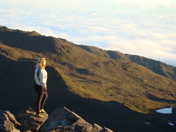 Observando o mar de nuvens logo após o nascer-do-sol no cume do Chirripó, na Costa Rica