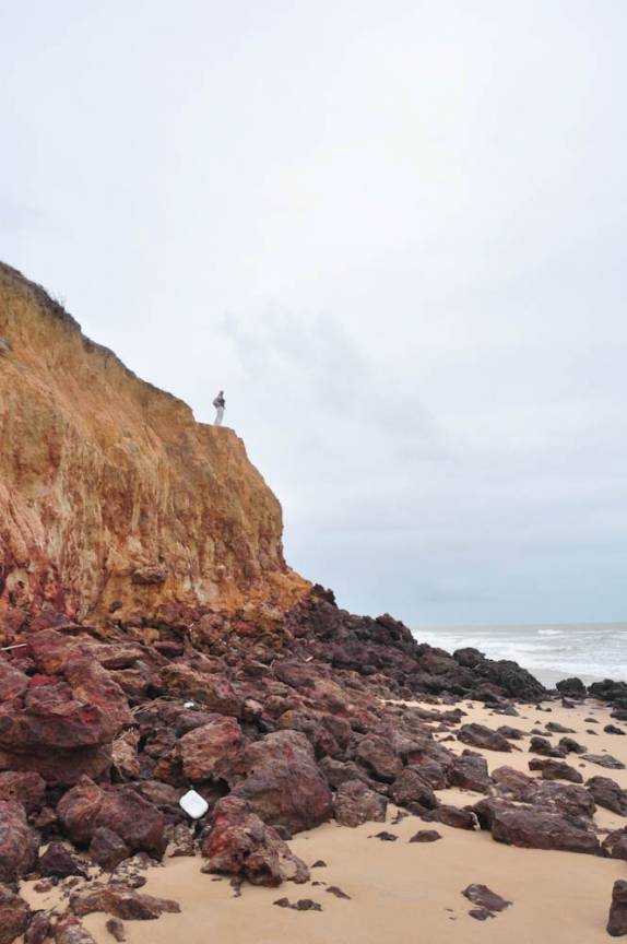 Observando o mar na praia de Costa Dourada, extremo sul da Bahia
