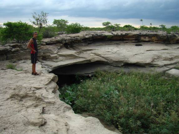 Observando o Olho d'Água, local onde foram encontrados muitos fósseis no Lajedo da Soledade, região de Apodi - RN