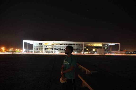 Observando o Palácio do Planalto, em Brasília - DF