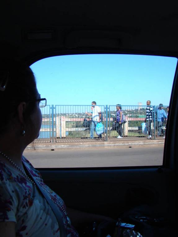 Observando os pedestres atravessando a Ponte da Amizade, entre Paraguai e Brasil Observando os pedestres atravessando a Ponte da Amizade, entre Paraguai e Brasil