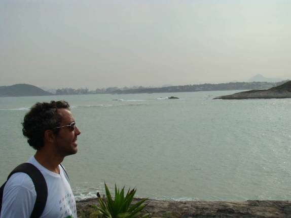 Observando os prédios de Guarapari, na praia de Setiba, em Guarapari - ES