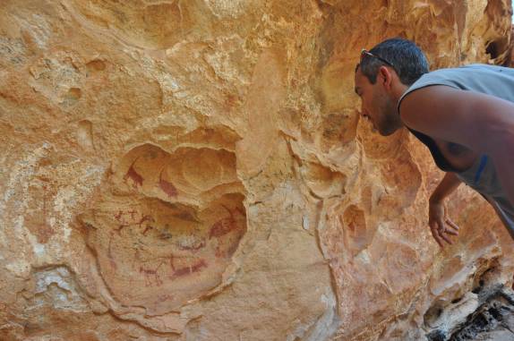 Observando pinturas rupestres na Serra da Capivara, próximo à São Raimundo Nonato - PI