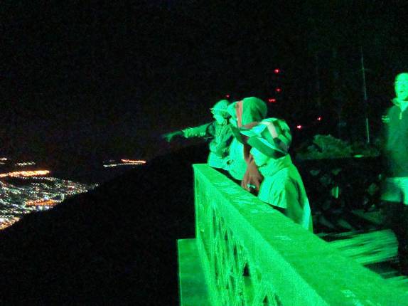 Observando Poços de Caldas by night