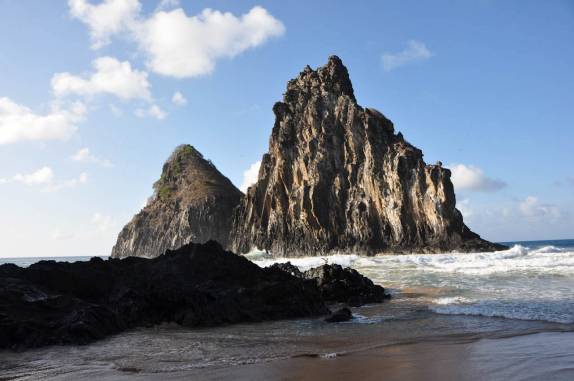 Os Dois Irmãos na Praia da Cacimba, em Fernando de Noronha - PE Os Dois Irmãos na Praia da Cacimba, em Fernando de Noronha - PE