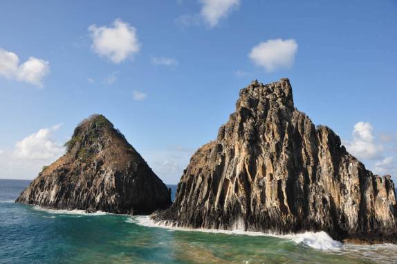 Os Dois Irmãos na Praia da Cacimba, em Fernando de Noronha - PE