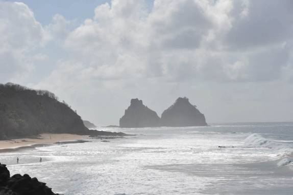 Os Dois Irmãos vistos de longe, em Fernando de Noronha - PE