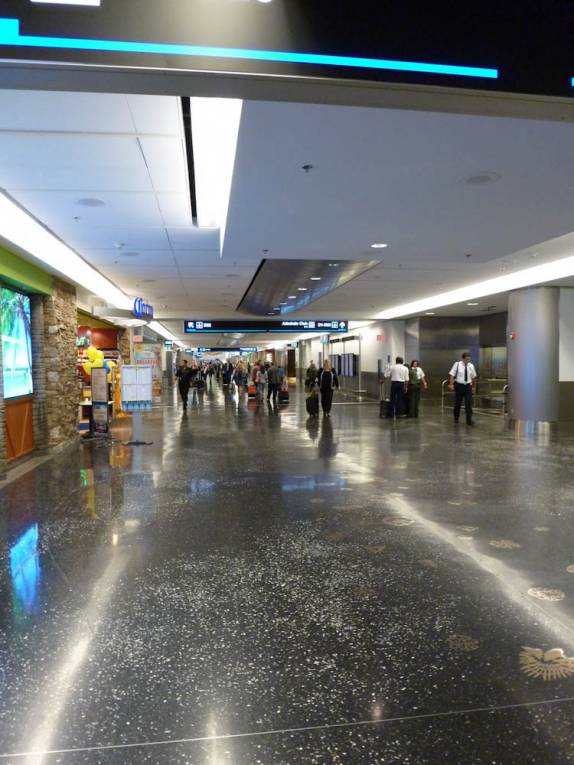 Os infinitos corredores do aeroporto de Miami, nos Estados Unidos