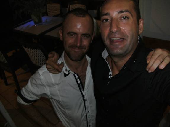 Os simpáticos garçons, testemunhas da nossa celebração de 1 ano de viagem (na marina Port La Royale, em Marigot - Saint Martin) Os simpáticos garçons, testemunhas da nossa celebração de 1 ano de viagem (na marina Port La Royale, em Marigot - Saint Martin)