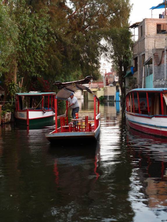Os tradidionais barcos que levam as pessoas pelos canais de Xochimilco, na Cidade do México