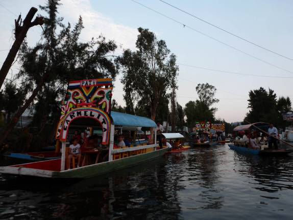 Os tradidionais barcos que levam as pessoas pelos canais de Xochimilco, na Cidade do México Os tradidionais barcos que levam as pessoas pelos canais de Xochimilco, na Cidade do México