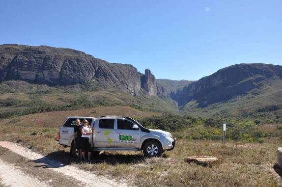 Os três viajantes posando para fotos na Serra do Intendente, em Tabuleiro - MG Os três viajantes posando para fotos na Serra do Intendente, em Tabuleiro - MG