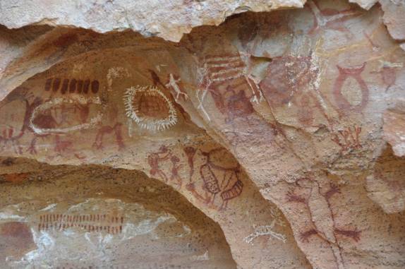 Painel com muitas pinturas, com vários temas e cores, na Serra da Capivara, próximo à São Raimundo Nonato - PI