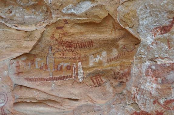 Painel com muitas pinturas, com vários temas e cores, na Serra da Capivara, próximo à São Raimundo Nonato - PI