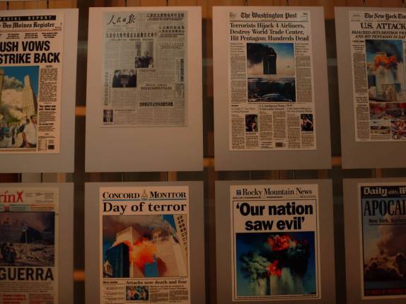 Painel com Primeiras Páginas de jornais sobre o 11/09, no Museu da Imprensa, em Washington, nos EUA Painel com Primeiras Páginas de jornais sobre o 11/09, no Museu da Imprensa, em Washington, nos EUA