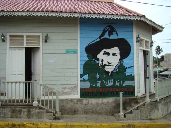 Painel em casa na cidade de San Juan del Sur, na Nicarágua Painel em casa na cidade de San Juan del Sur, na Nicarágua