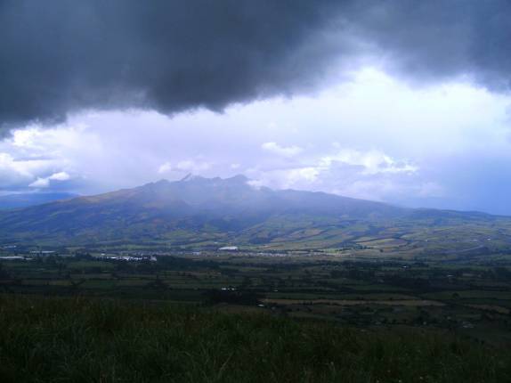 Paisagem na 'Avenida dos Vulcões', região do Cotopaxi, durante passeio à cavalo (Equador) Paisagem na 'Avenida dos Vulcões', região do Cotopaxi, durante passeio à cavalo (Equador)