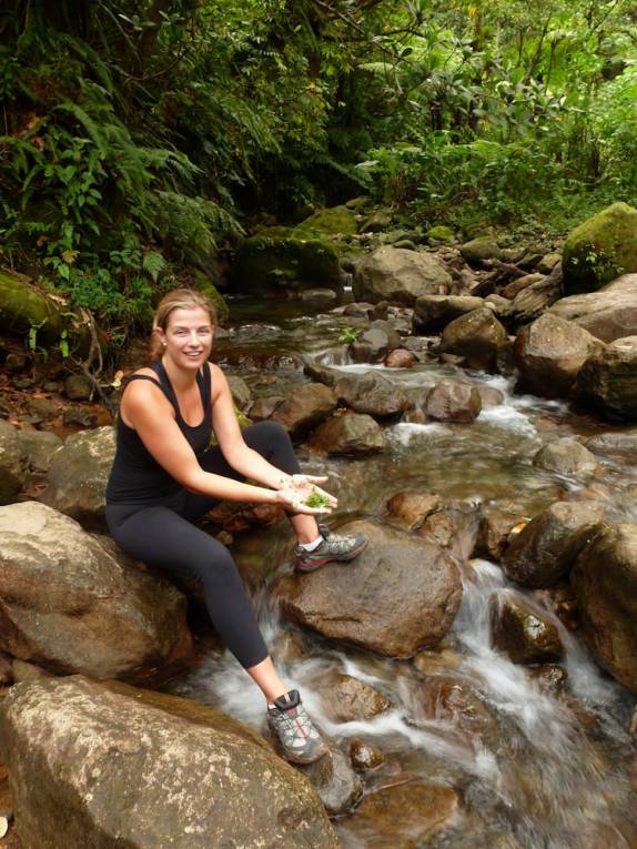 Parada para água na trilha do Boiling Lake, no Trois Pitons National Park, em Dominica, no Caribe Parada para água na trilha do Boiling Lake, no Trois Pitons National Park, em Dominica, no Caribe