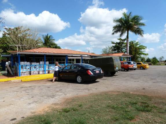 Parada técnica com nosso carro, no caminho para Cienfuegos, em Cuba Parada técnica com nosso carro, no caminho para Cienfuegos, em Cuba