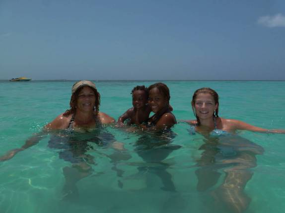 Parece, mas não é piscina! É a praia de Long Bay, na costa nordeste de Antígua, no Caribe Parece, mas não é piscina! É a praia de Long Bay, na costa nordeste de Antígua, no Caribe