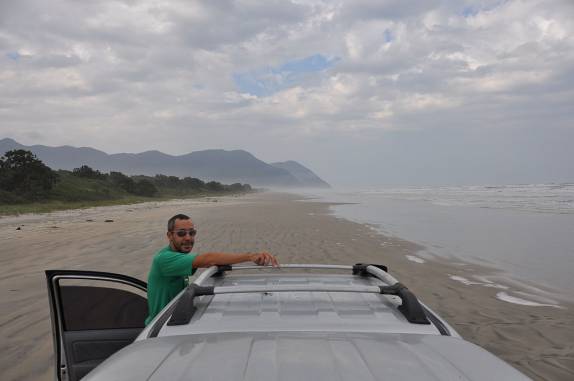 Parece um ônibus, mas é a Fiona indo de Iguape à Juréia Parece um ônibus, mas é a Fiona indo de Iguape à Juréia