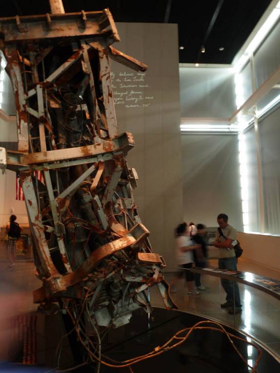 Parte da torre que estava sobre o WTC, derrubado no 11/09, no Museu da Imprensa, em Washington, nos EUA Parte da torre que estava sobre o WTC, derrubado no 11/09, no Museu da Imprensa, em Washington, nos EUA