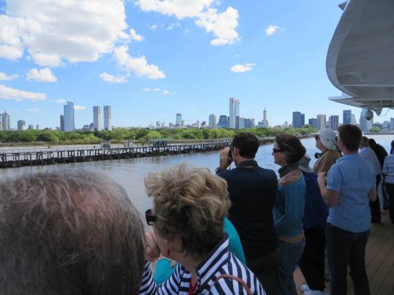Passageiros do Sea spirit observam a cidade de Buenos Aires ficando para trás...