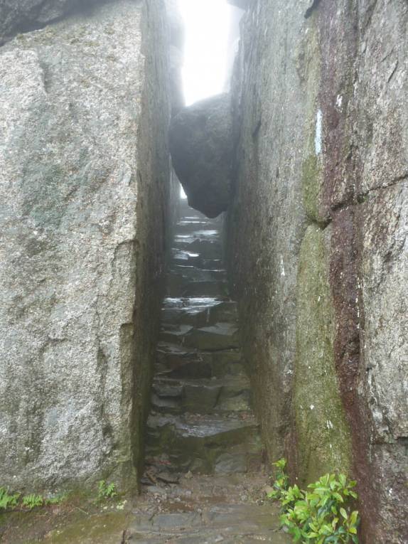 Passagem estreita no caminho para a Old Rag Mountain, no Shennandoah National Park, na Virginia, nos Estados Unidos Passagem estreita no caminho para a Old Rag Mountain, no Shennandoah National Park, na Virginia, nos Estados Unidos