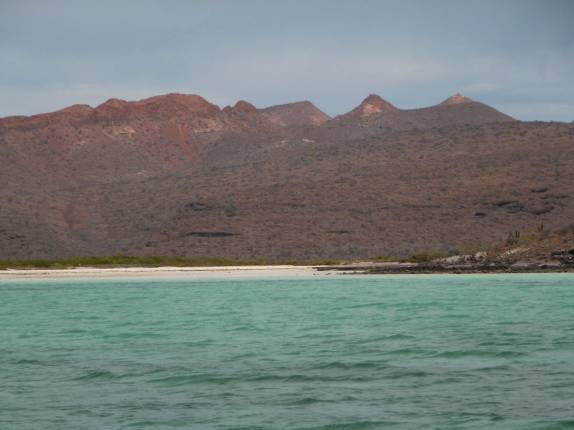 Passando perto de uma das muitas praias da ilha de Espíritu Santo, região de La Paz, na Baja California - México Passando perto de uma das muitas praias da ilha de Espíritu Santo, região de La Paz, na Baja California - México