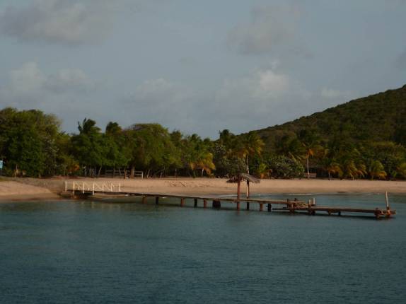 Passando por uma das muitas ilhas de São Vicente e Granadinas, no Caribe Passando por uma das muitas ilhas de São Vicente e Granadinas, no Caribe