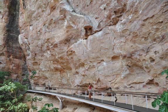 Passarela para observação de pinturas na Serra da Capivara, próximo à São Raimundo Nonato - PI
