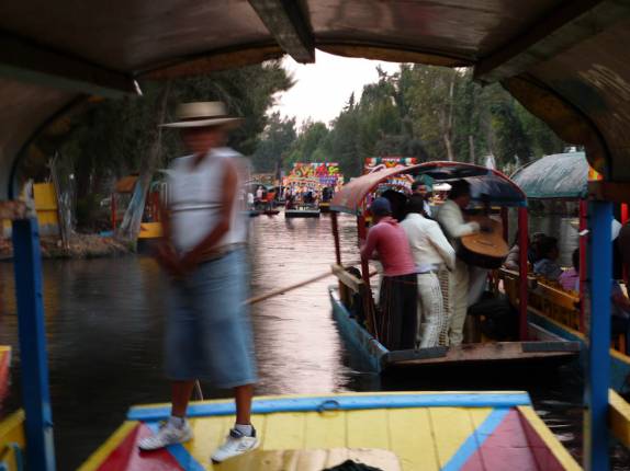 Passeando de barco pelos canais de Xochimilco, na Cidade do México