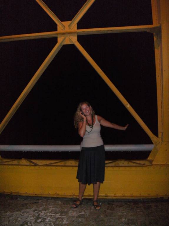 Passeando e falando ao telefone na Estação das Docas, em Belém - PA