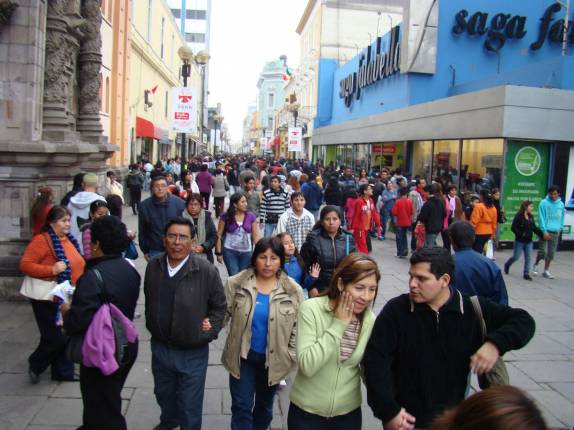 Passeando na movimentada ruca peatonal no centro de Lima, capital do Peru Passeando na movimentada ruca peatonal no centro de Lima, capital do Peru