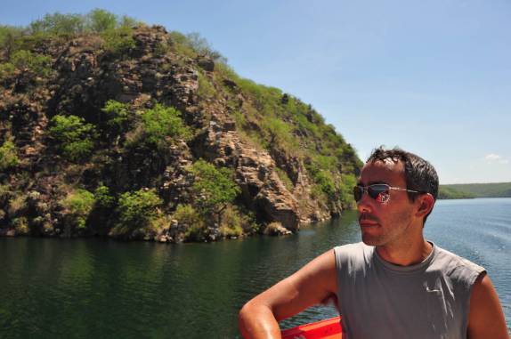 passeio de catamarã no rio São Francisco em Canindé do São Francisco, divisa de Sergipe e Alagoas
