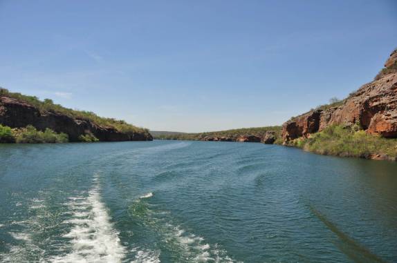 passeio de catamarã no rio São Francisco em Canindé do São Francisco, divisa de Sergipe e Alagoas