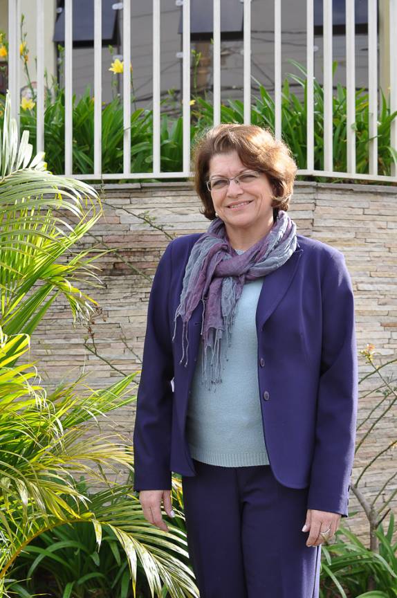 Patrícia, mãe da Ana, em frente à sua casa, em Curitiba Patrícia, mãe da Ana, em frente à sua casa, em Curitiba