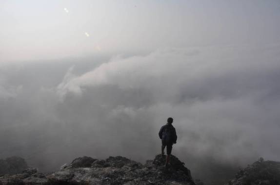 Pausa para admirar a bela paisagem, na descida do Pico do Itambé, na região de Capivari - MG