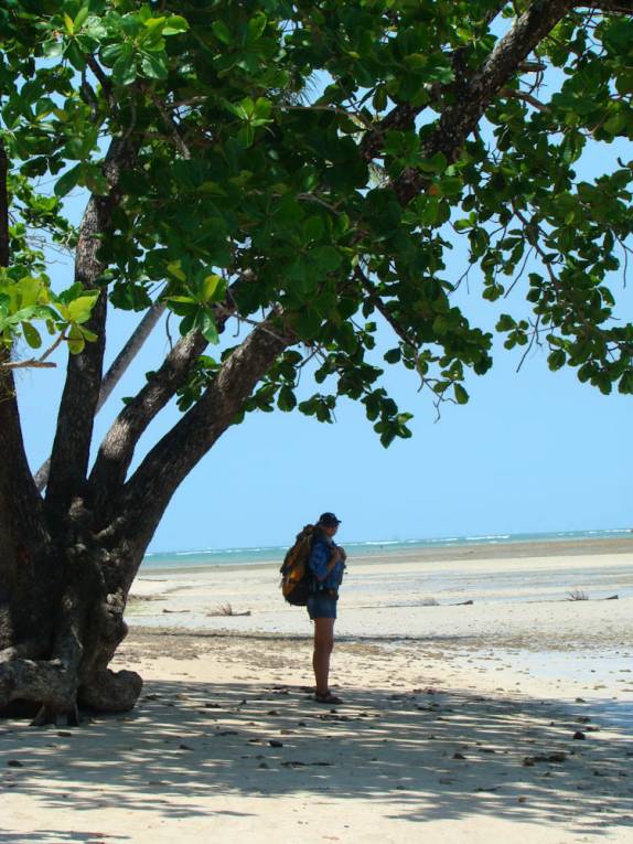 Pausa para descanso na sombra, na caminhada entre Moreré e a praia da Barra, na Ilha de Boipeba - BA Pausa para descanso na sombra, na caminhada entre Moreré e a praia da Barra, na Ilha de Boipeba - BA