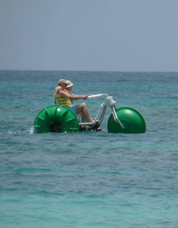 Pedalando sobre a água na praia de Long Bay, na costa nordeste de Antígua, no Caribe Pedalando sobre a água na praia de Long Bay, na costa nordeste de Antígua, no Caribe