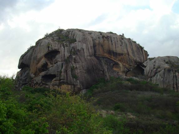 Pedra da Caveira, no Parque Estadual da Pedra da Boca, na Paraíba, fronteira com Passa e Fica - RN