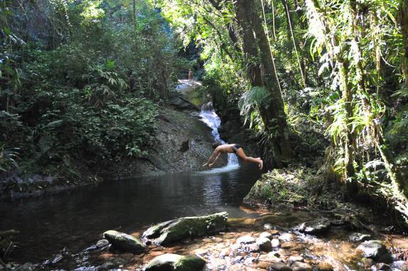 Pedro mergulhando em cachoeira no Vale do Alcantilado em Mauá - RJ