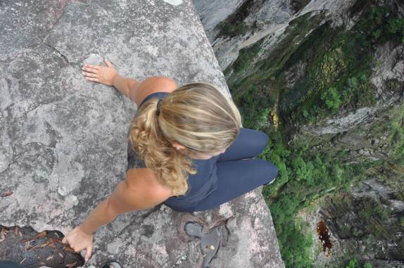 Pendurada a mais de 350 metros de alura, no Cachoeirão, no Vale do Pati, na Chapada Diamantina - BA Pendurada a mais de 350 metros de alura, no Cachoeirão, no Vale do Pati, na Chapada Diamantina - BA